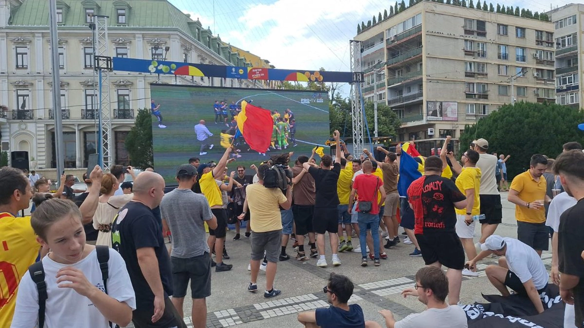 Nebunie în Piața Unirii din Iași! Fanii echipei naționale a României au invadat centrul orașului, unde au cântat pentru tricolori - FOTO/VIDEO