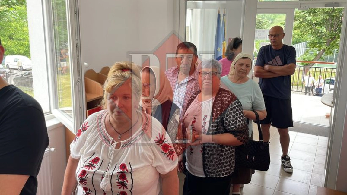 Aglomerație la o secție de votare din Rediu. Oamenii stau foarte mult la rând pentru a-și exercita votul - FOTO