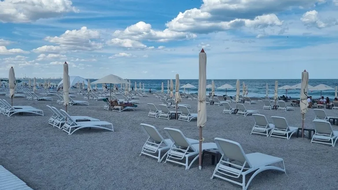 Cât a ajuns să coste închirierea unui șezlong în Mamaia. Prețuri exagerate pe litoralul românesc