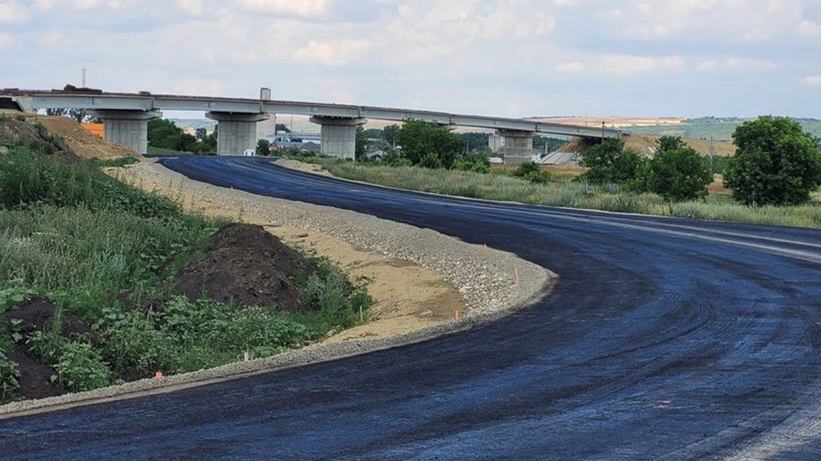 Patru firme vor contractul de lucrări privind supralărgirea unui drum de legătură din Iași. Proiectul valorează peste 4,4 milioane de lei