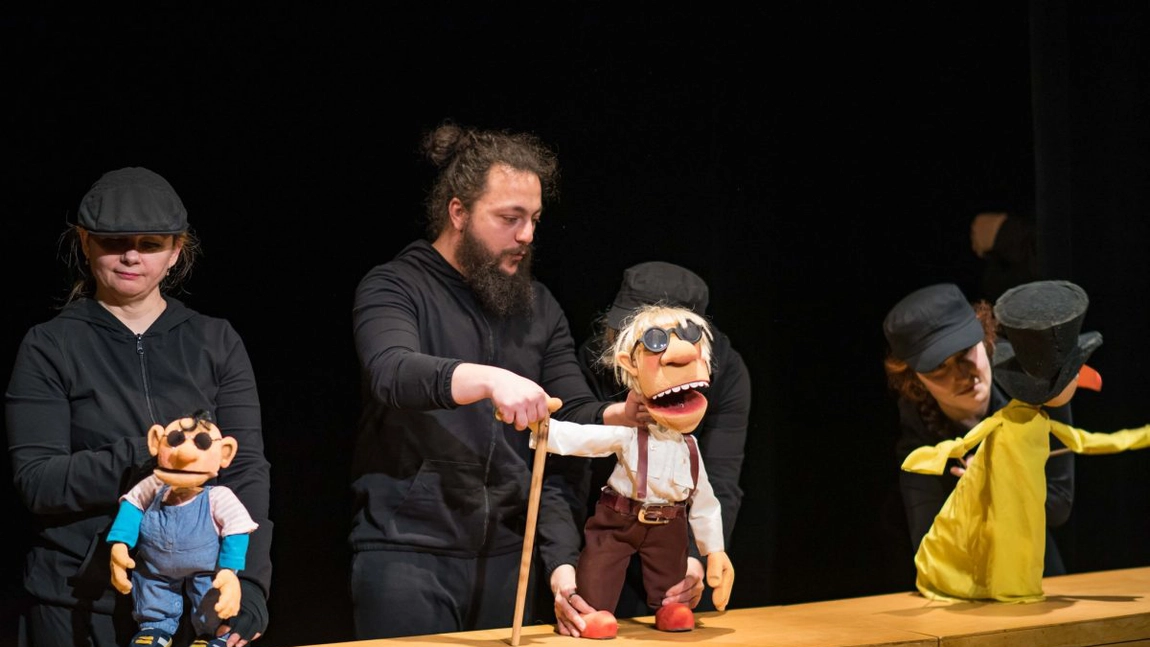 Elevi cu deficiențe de auz din întreaga țară participă la Iași la Festivalul Național de Teatru de Păpuși și Pantomimă
