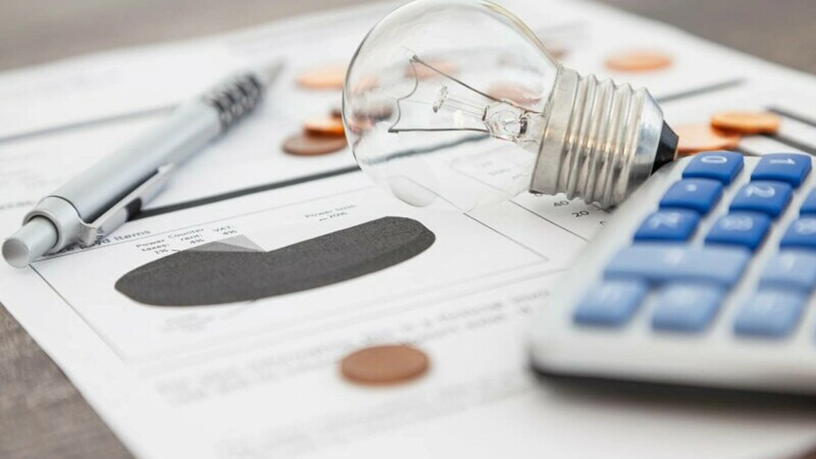 O nouă taxă adăugată la facturile de energie electrică. Iată câți bani vor scoate românii din buzunare