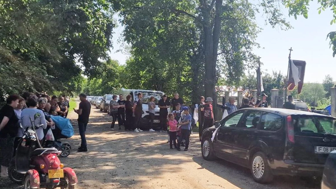 Durere fără margini la înmormântarea tinerilor morți în accidentul din Alexandru Ioan Cuza! Paul Ionașcu și Mihaela Bocan au fost conduși pe ultimul drum împreună - FOTO/VIDEO