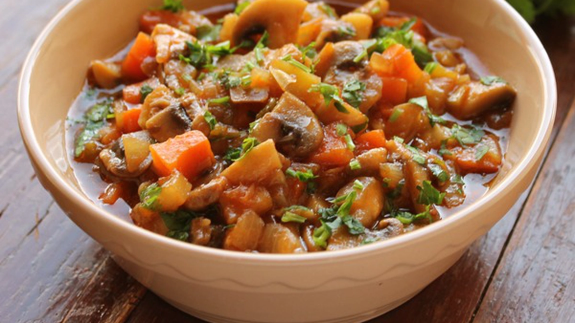 Cea mai delicioasă rețetă de tocăniță de legume cu ciuperci. Un preparat sănătos ce te poate ajuta să scapi de kilogramele în plus