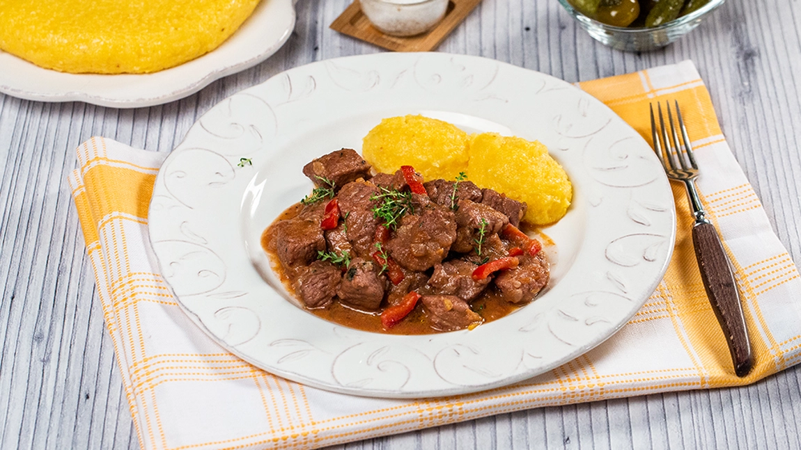 Cea mai delicioasă rețetă tradițională! Tochitura muntenească, un deliciu ce îi va cuceri pe toți de la masă