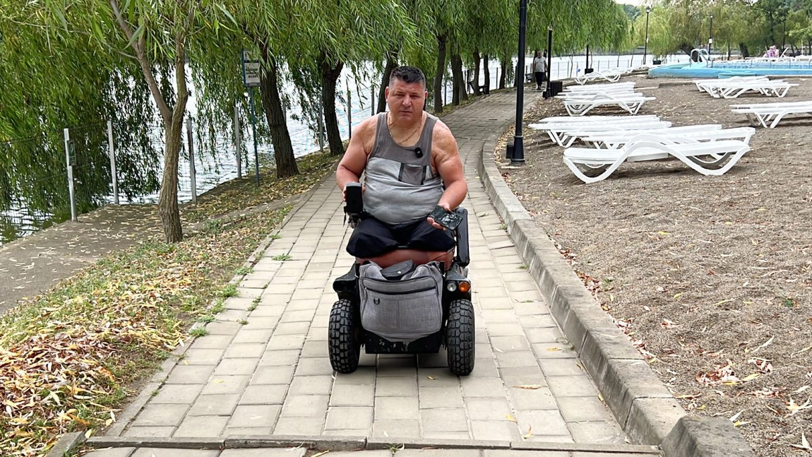 Bătaie de joc la Iași! Persoanele cu dizabilități care vor să folosească toaleta din zona de agrement Ciric trebuie să își facă nevoile în pădure: „M-am răsturnat pe rampă, acum merg în boscheți”