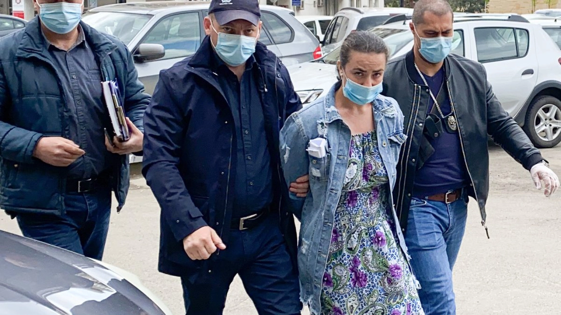 Dacă o vedeți pe domnișoara avocată, nu schimbați nici măcar o vorbă cu ea. Un bărbat din Iași i-a dat 5.000 de lei doar să o privească
