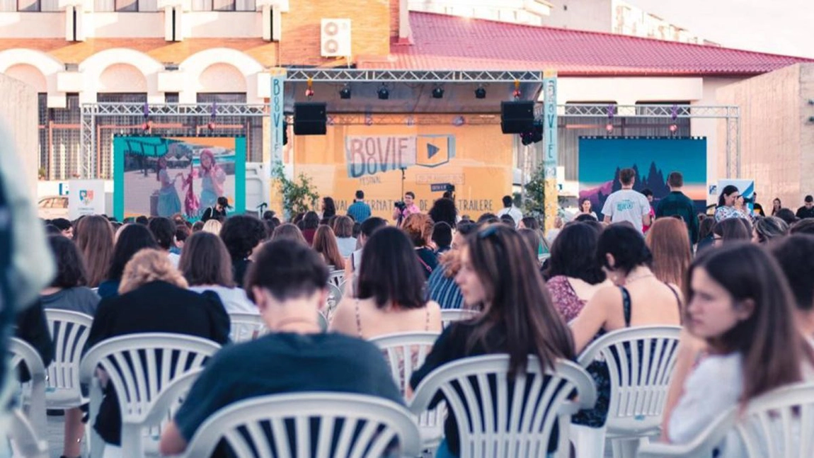 Elevii se iau la întrecere la Iași, în cadrul festivalului concurs de cărți din Piața Unirii. Premiul cel mare, 1.000 de euro