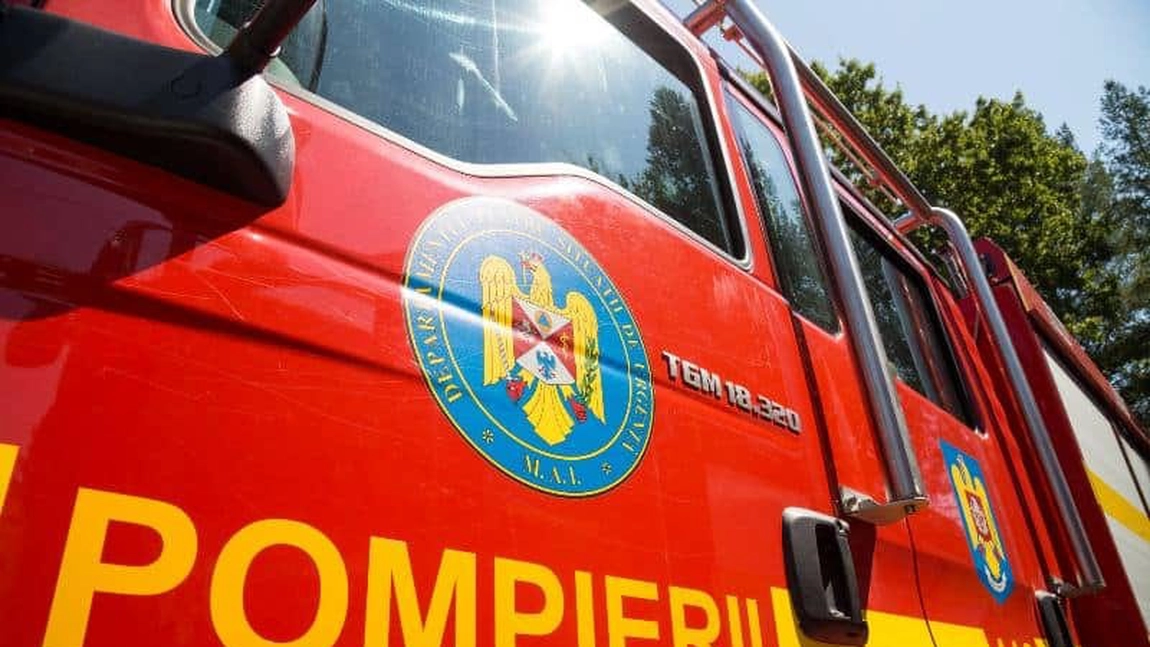 După 24 de ore de eforturi ale pompierilor, incendiul de pe platforma Oltchim încă nu a fost stins. Șase focare încă ard mocnit