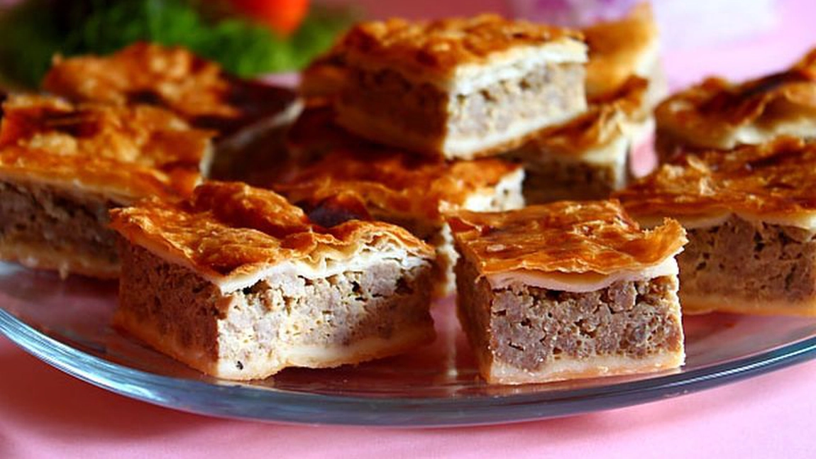Plăcintă cu carne cu foi din comerț. Un preparat simplu ce nu necesită multe ingrediente