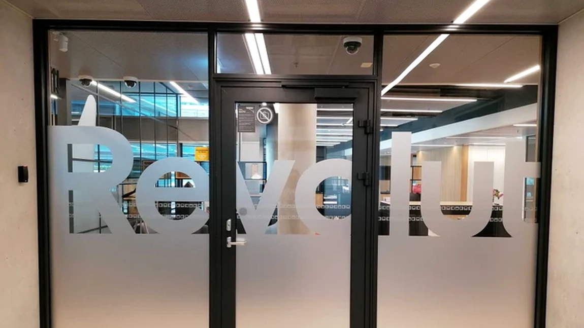 Revolut a obţinut o licenţă bancară în Marea Britanie! Compania valorează 40 de miliarde de dolari