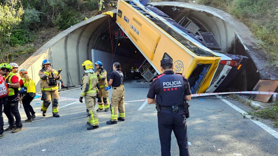 Accident rutier grav în Spania! Un autocar cu muncitori s-a răsturnat la intrarea într-un tunel