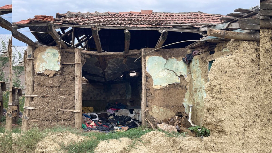 Pare incredibil, dar aici a ajuns să locuiască Bănel Nicoliță! Casa de pământ mai are puțin și se prăbușește: „Dacă ar putea cineva să ne aducă măcar o sticlă de ulei” - FOTO