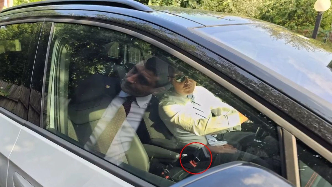 Deputatul Alexandru Muraru încalcă Codul Rutier fără nicio reținere. Are un dispozitiv care ține loc de centură de siguranță - FOTO