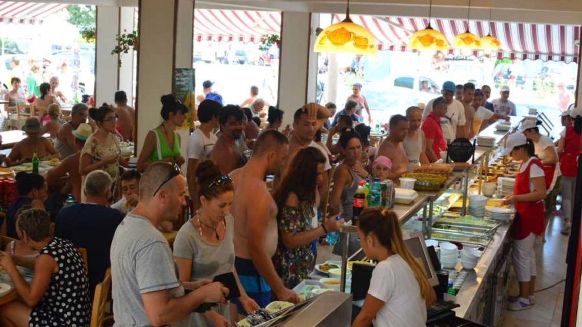 Prețuri accesibile la „împinge tava” în Eforie Nord. Cât costă un șnițel de pui cu piure de cartofi