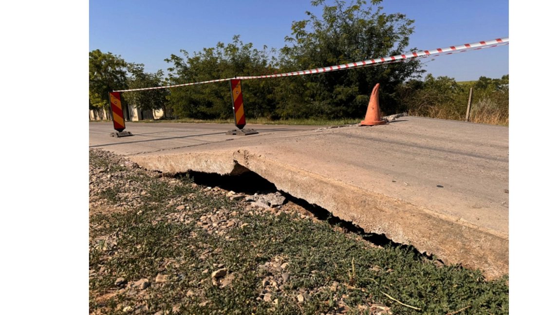 Lucrări de urgență din cauza caniculei la Iași. Șoferii trebuie să fie atenți din cauza capcanelor de pe drum