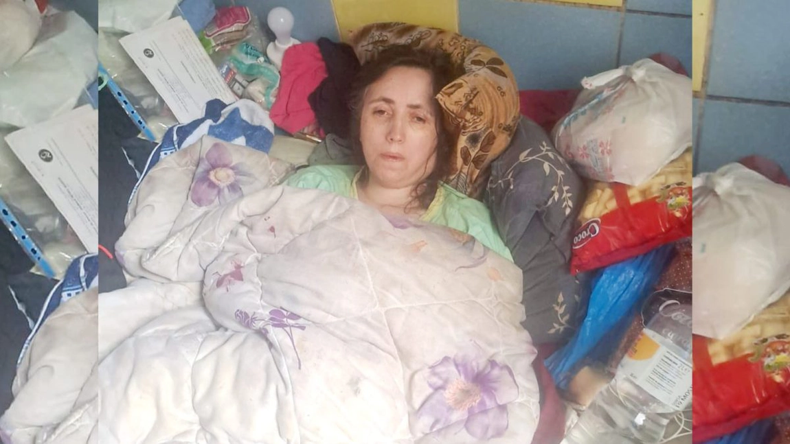 Locuiește într-o boxă de doar 4 metri pătrați, în condiții insalubre! Daniela Alexoaei suferă de pareză bilaterală și tot ce își dorește este să se pensioneze