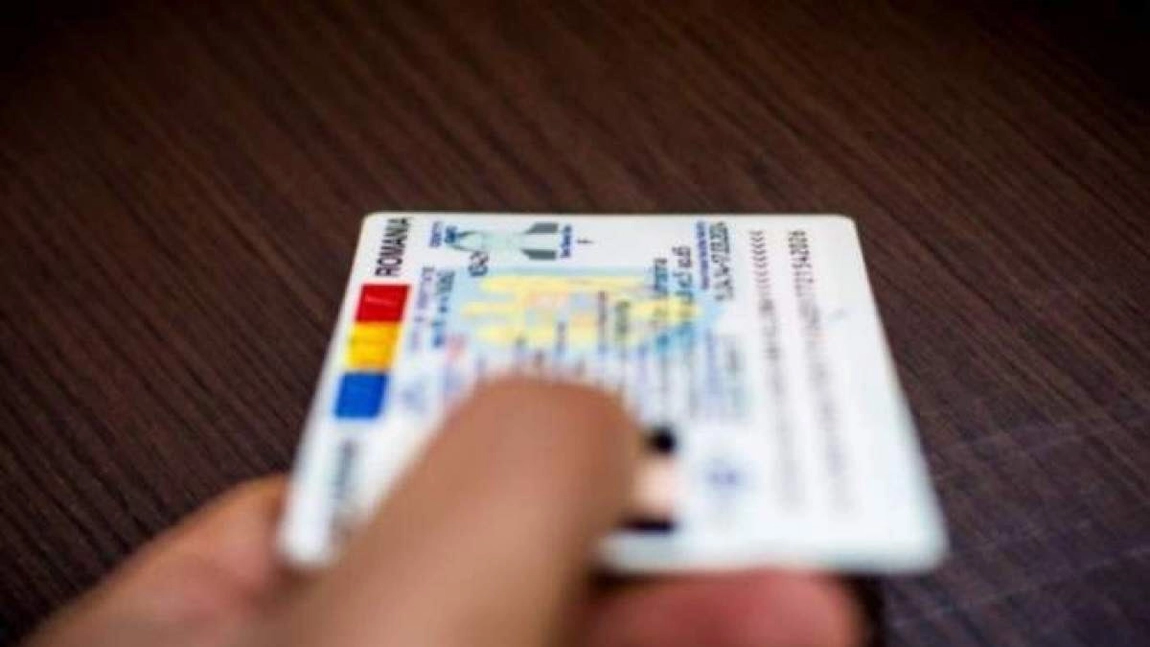 Chelnerii și vânzătorii din România au acum dreptul de a le cere clienților buletinul. Iată în ce condiții se aplică noua lege