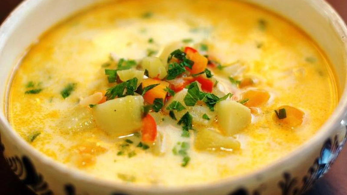 Ciorba de dovlecei à la grec cu smântână, o rețetă simplă, delicioasă și hrănitoare