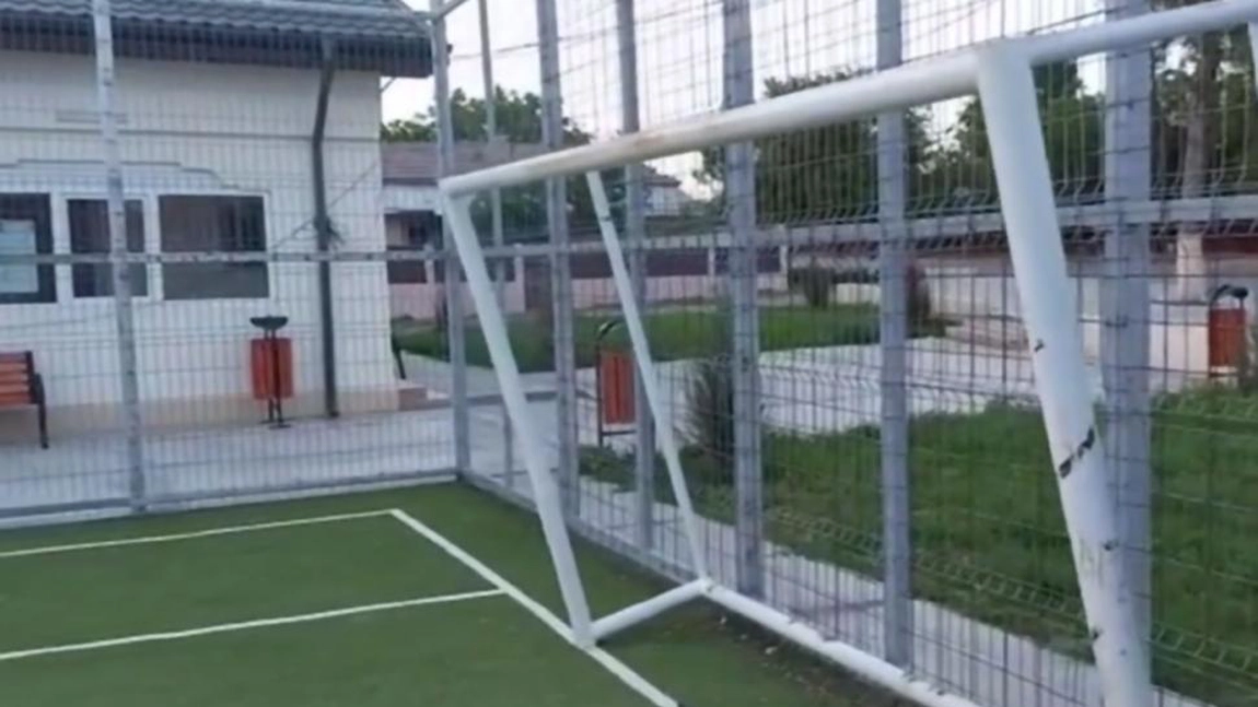 Un copil de 8 ani s-a stins din viață, după ce o poartă metalică de pe un teren de fotbal a căzut peste el
