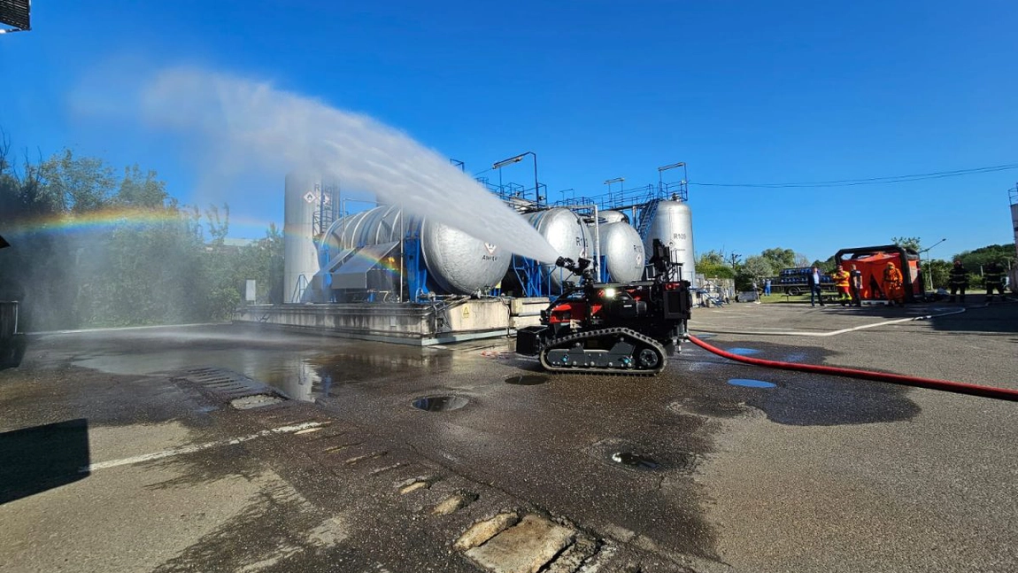 Exercițiu de stingere a unui incendiu, în șoseaua Hlincea. Pompierii intervin
