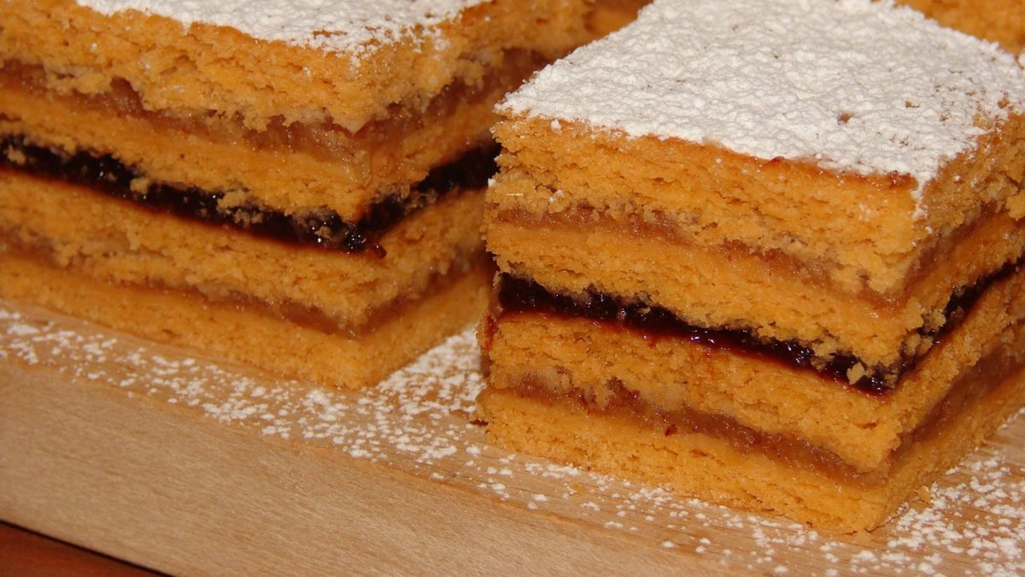 Prăjitură cu bulion și mere, o delicatesă a bucătăriei românești!
