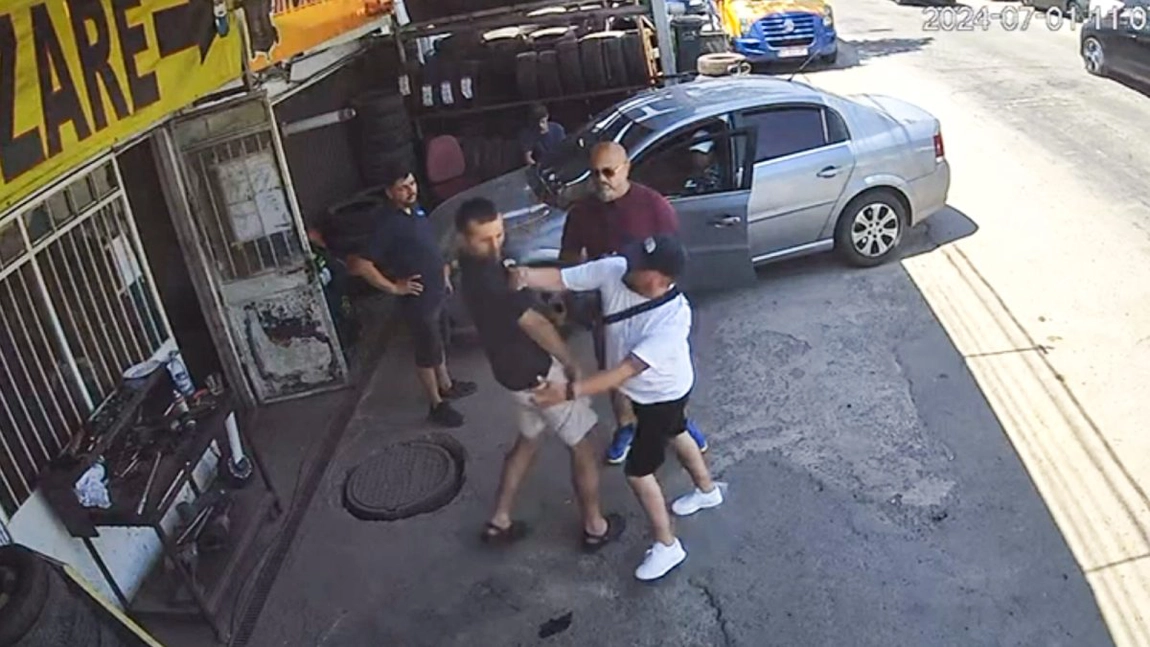 Bătaie ca în filme, într-o vulcanizare din Iași! Aladin, fiul celui mai cunoscut boxer din Iași, a atacat un bărbat cu ajutorul tatălui său. Imagini de pe camerele de supraveghere