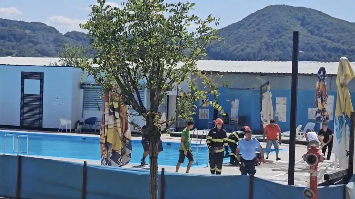 Un incendiu a izbucnit la un restaurant renumit din județul Vâlcea. Pompierii au stins flăcările cu apa dintr-o piscină