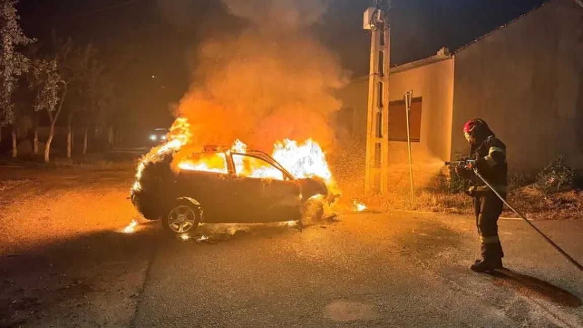 Trei copii, cu vârste între 9 şi 15 ani, răniţi după ce au intrat cu maşina într-un stâlp de electricitate