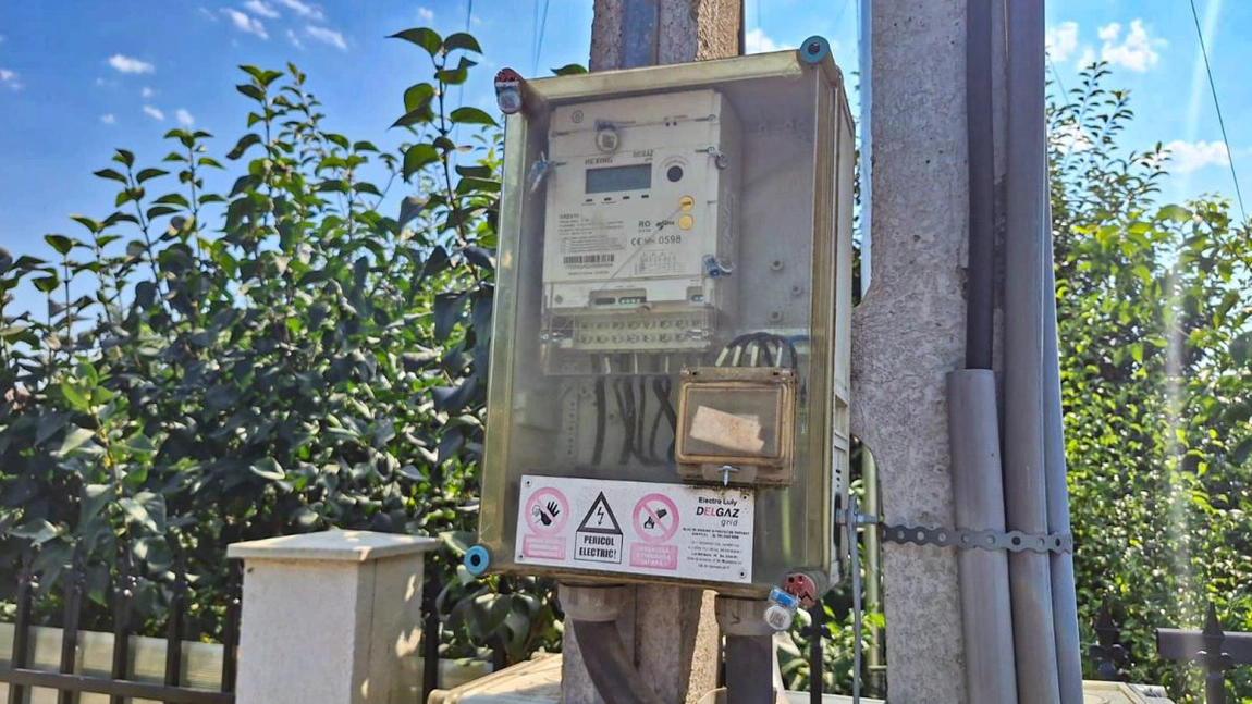 Iadul a urcat pe pământ la Lunca Cetățuii. La temperaturi de 40 de grade, localnicii rămân cu orele fără curent. Bătaia de joc marca E-ON continuă în tot județul Iași