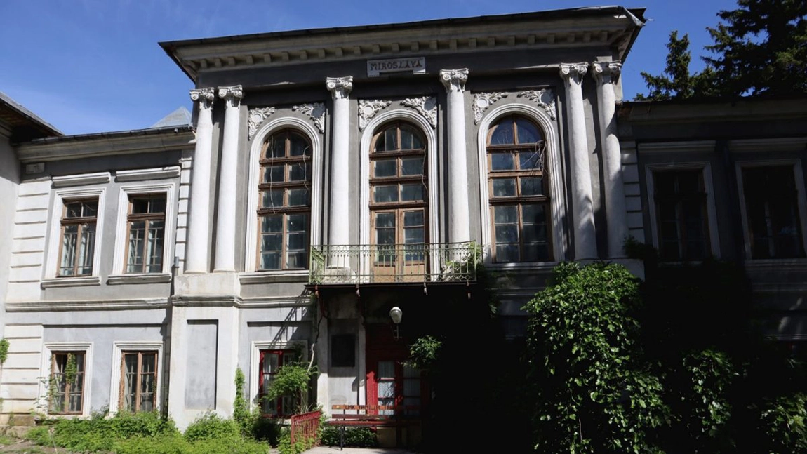 Încep lucrările de reabilitare a palatului bântuit din comuna Miroslava! Construcția monument istoric a fost realizată la începutul secolului al XIX-lea