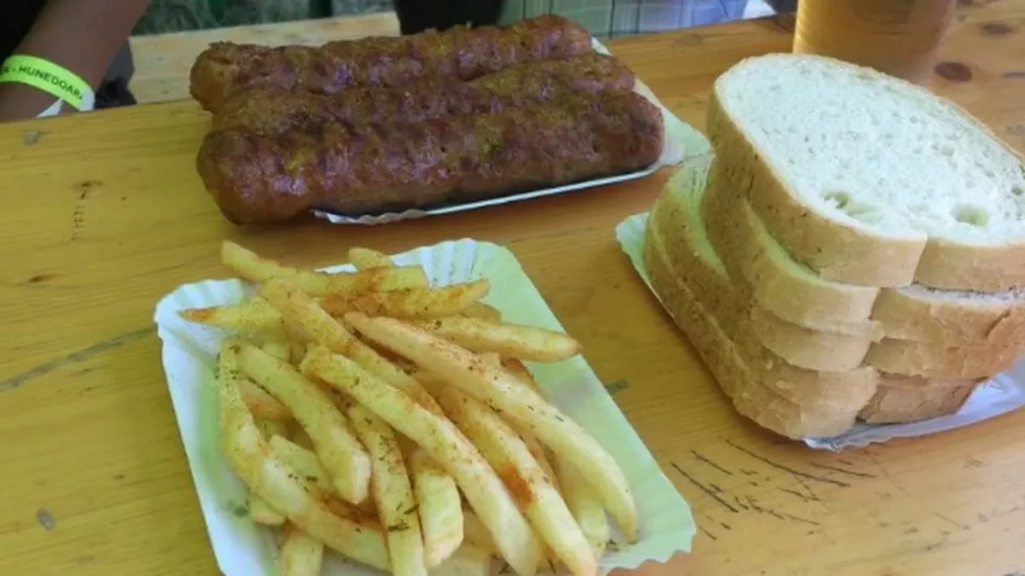 Iată cât costă un mic și o porție de cartofi prăjiți la „împinge tava”, în Mamaia!