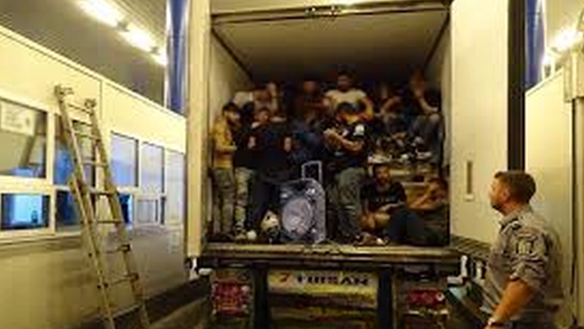Zeci de migranți au fost găsiți într-un TIR, la Vama Nădlac. Deshidrataţi şi speriaţi, au sunat la 112