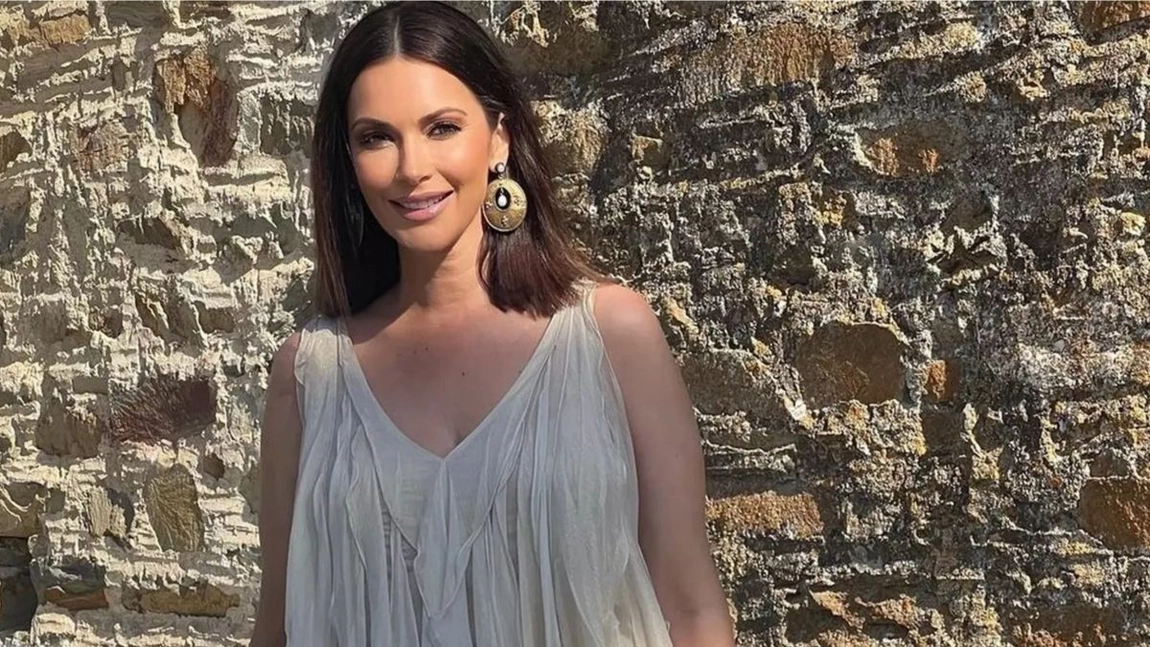 Nașa Andreea Berecleanu a purtat rochie albă la nunta din Grecia. Ce preț are articolul vestimentar