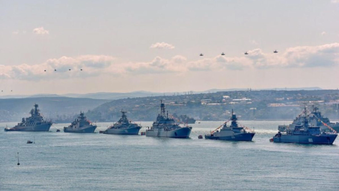 Flota rusă din Marea Neagră a fost nevoită să-şi relocheze aproape toate navele de război pregătite de luptă din Crimeea