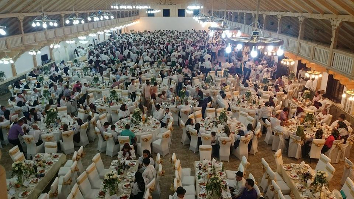 O nuntă din Maramureș, cu 1200 de invitați, noua senzație de pe internet. “Sunteți datori pe viață!”