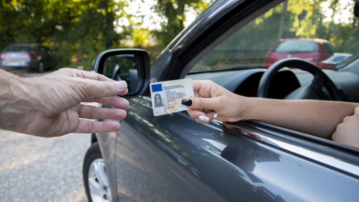 Șoferii riscă să își piardă permisul de conducere dacă fac asta! Iată regula din Codul Rutier