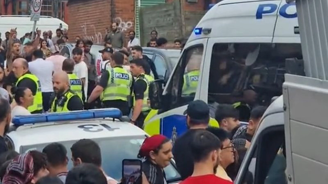 Scandal monstru între români și autorități în UK! Mașini de poliție răsturnate și zeci de oameni ai legii care au intervenit