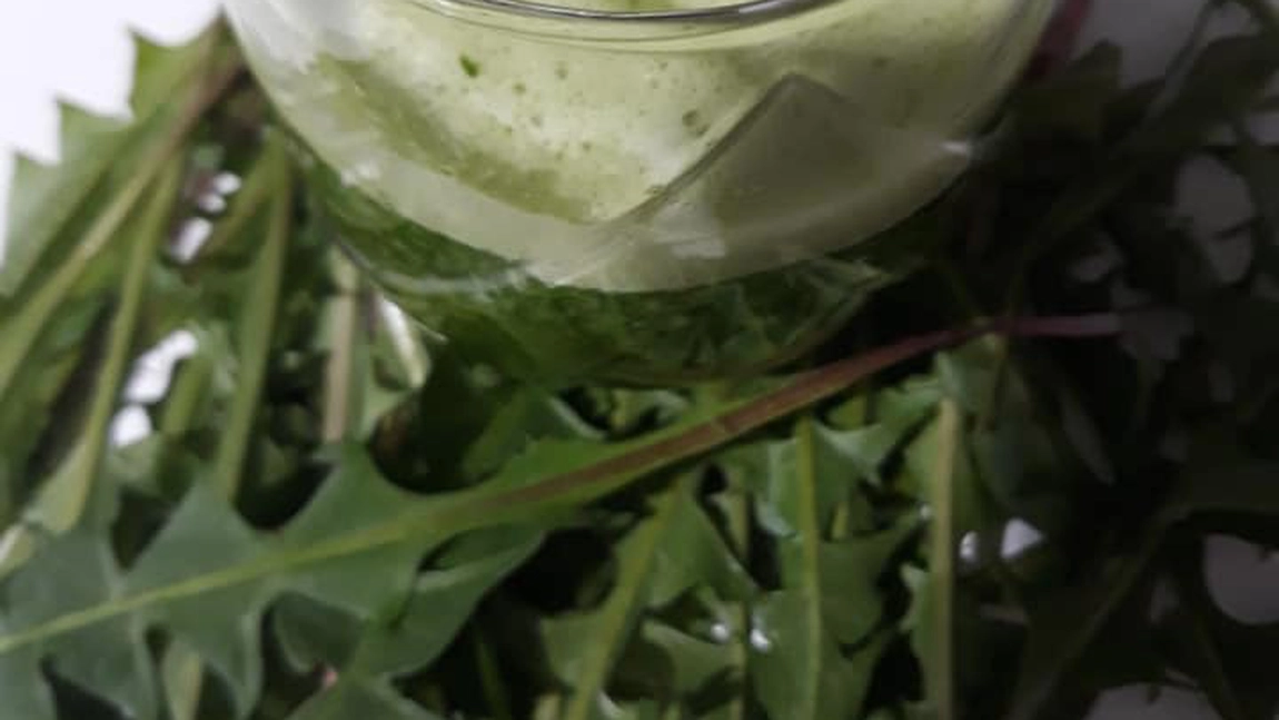 Smoothie verde cu flori de păpădie. Un puternic antioxidant!