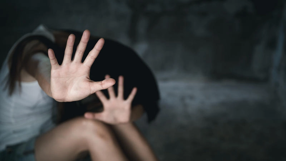 Un bărbat a violat-o pe fiica bolnavă a partenerei sale și a lăsat-o însărcinată