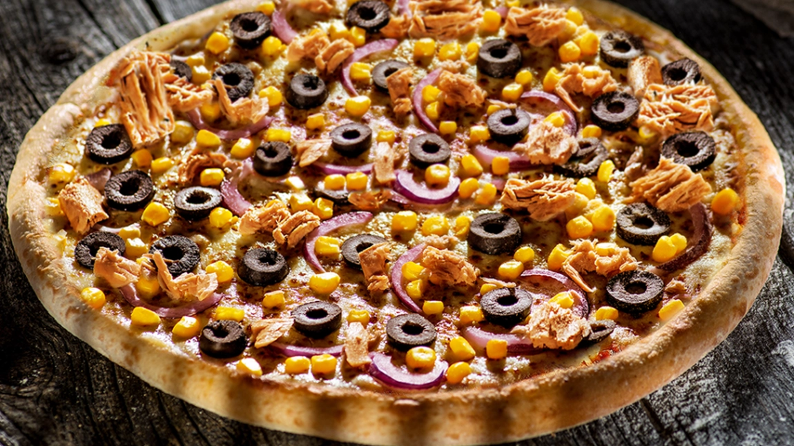 Pizza cu ton și măsline, rețeta unui deliciu italian la tine acasă