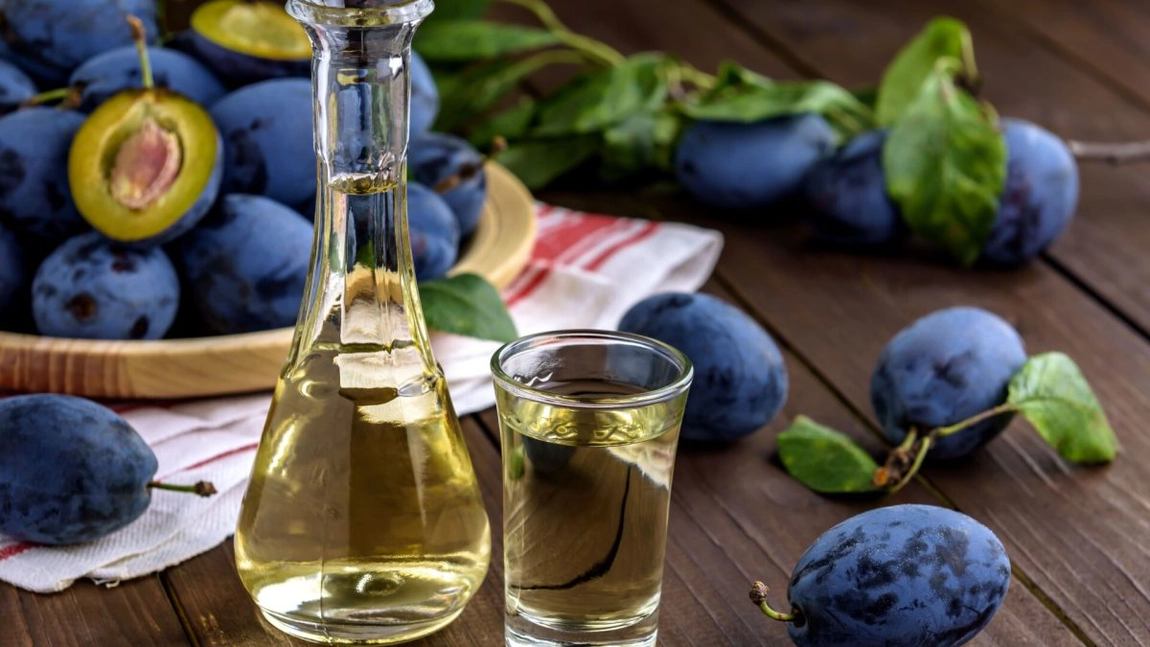 Țuica de prune este cel mai bun medicament natural pentru inimă, ficat și sânge! Are calități terapeutice, dacă știi să o bei!