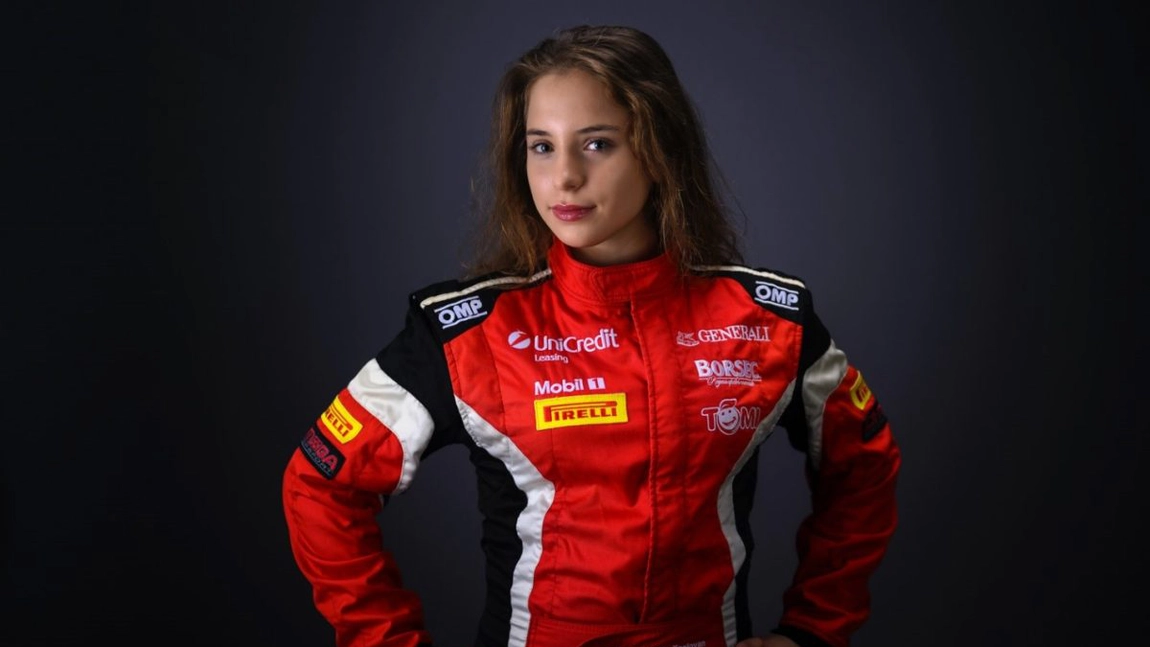 La doar 18 ani, face furori în lumea curselor cu mașini! Alexandra se va duela cu cei mai buni piloți din motorsport la Raliul Iașului: „Vreau să depășesc rezultatele tatălui meu”
