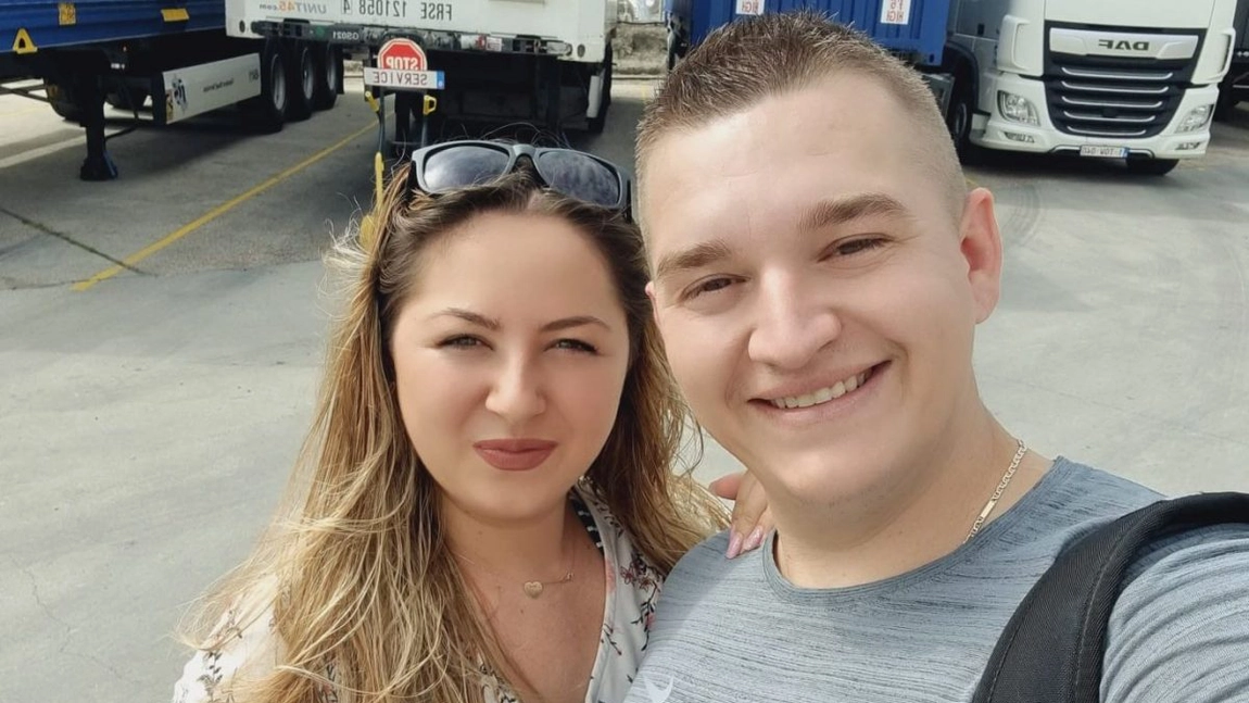 Din Matiz, într-un mastodont de zeci de tone. Cristian, un tânăr din Iași, are o pasiune inedită: „Am stat 8 luni cu soția, mi-a ținut companie” - FOTO