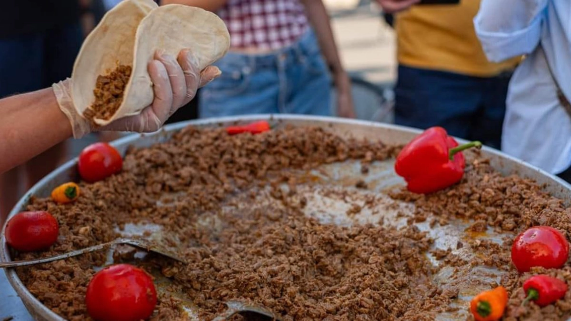 Delicii culinare turcești în Parcul Expoziției! Ieșenii se pot bucura de o gamă variată de preparate tradiționale, dar pot face și o faptă bună, fiind un eveniment caritabil