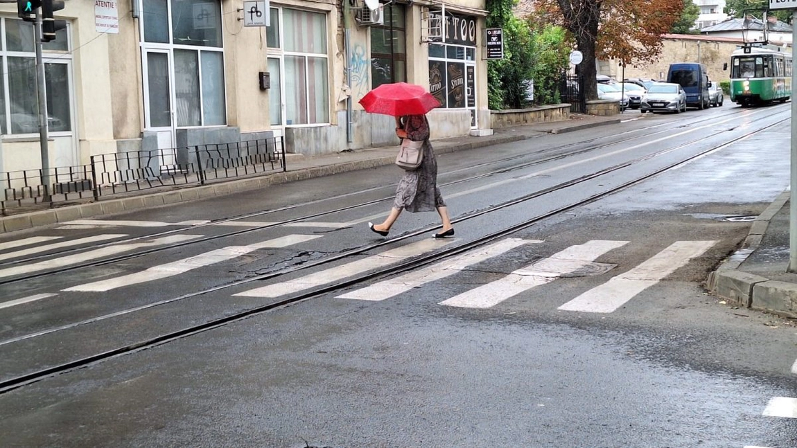 Dezastru pe o stradă din centrul Iași! Trecerea de pietoni este plină de capcane pentru trecători: „Și-a prins piciorul în crăpături”
