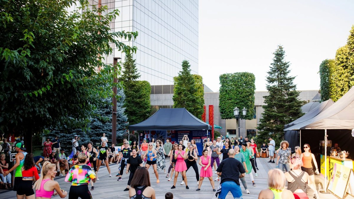 Urban Playfield te invită la joacă în grădina Palas: tenis, escaladă, minifotbal, volei și multe alte activități pentru toată familia