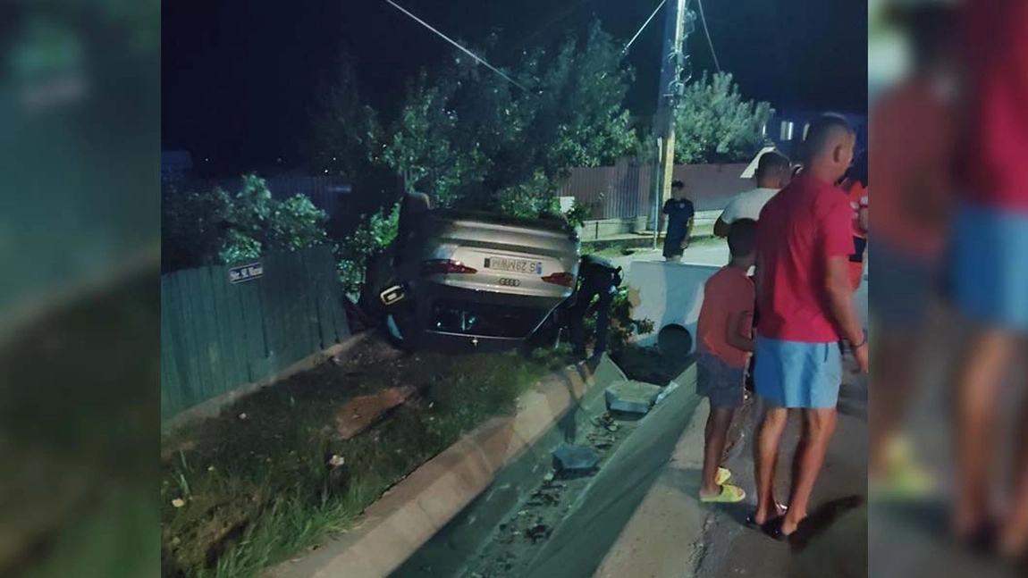 Accident rutier în Bârnova. Un autoturism s-a răsturnat, şoferul era băut