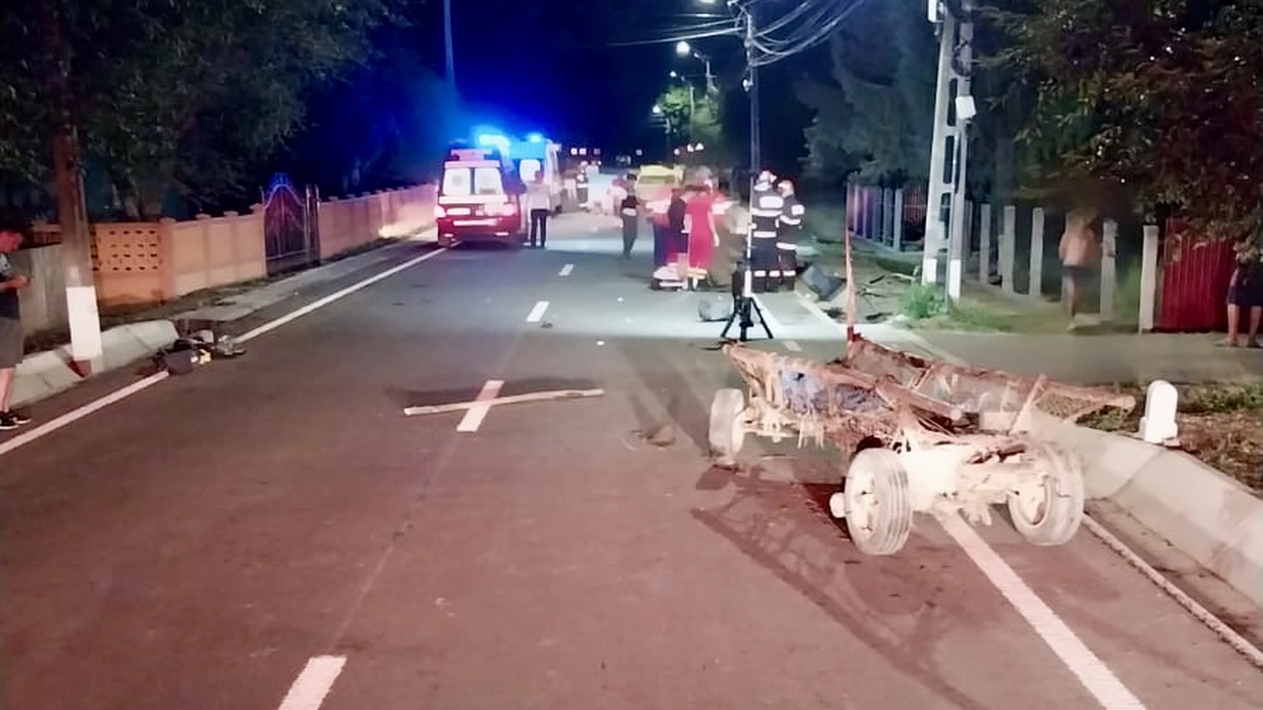 Imagini de după accidentul rutier mortal de la Scobinți: lumânări și bălți de sânge! Cei doi bărbați au murit pe loc după ce au fost izbiți în plin. „De ce nu au băut bere acasă?  - FOTO-VIDEO