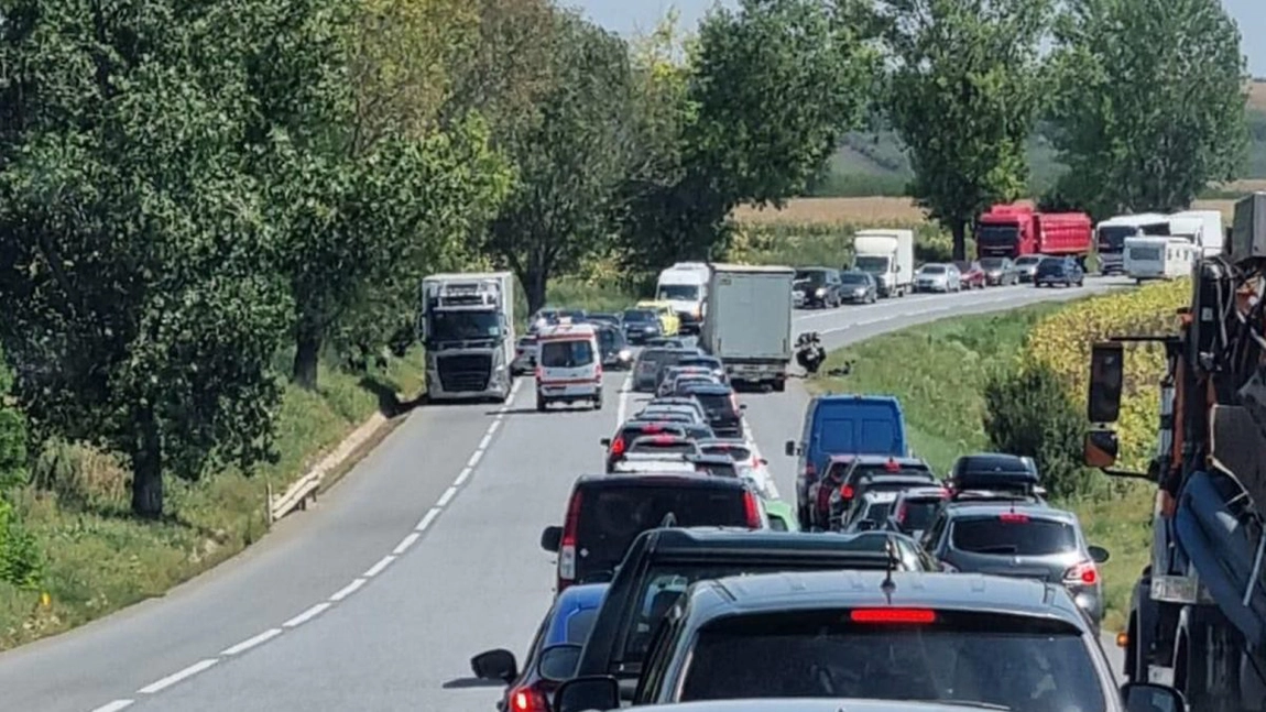 Filmul accidentului de pe Europeană! O tânără de 18 ani a fost izbită de TIR. Motocicleta pe care se afla a ajuns pe contrasens, unde a mai fost o dată acroșată de un alt camion. Cum a scăpat femeia cu viață?